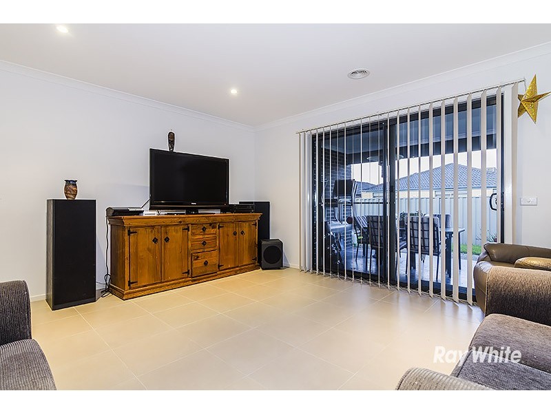 28 Archers Field Drive, Cranbourne East VIC 3977