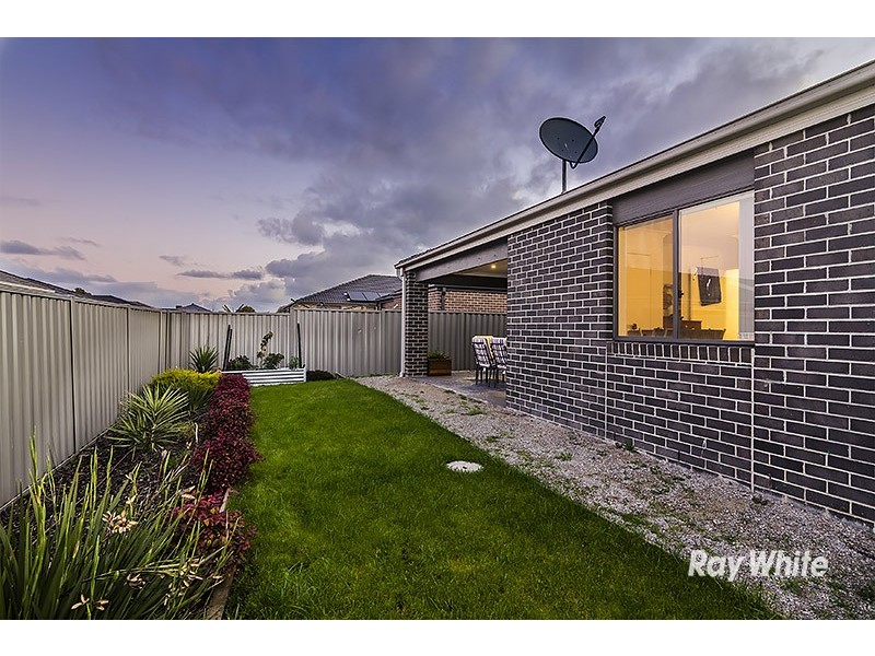 28 Archers Field Drive, Cranbourne East VIC 3977
