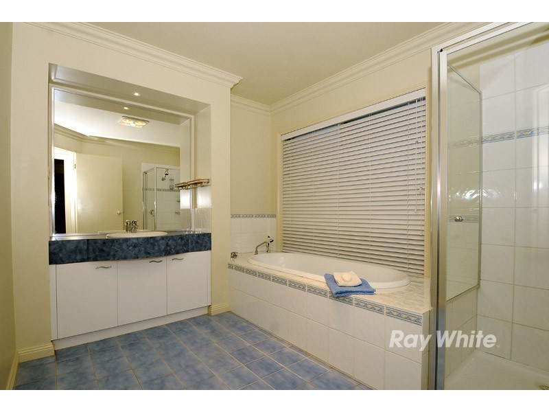 2 Purbeck Place, Narre Warren South VIC 3805