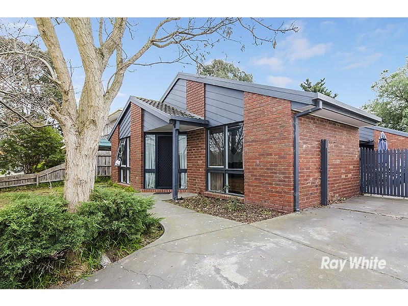 38 Maltravers Crescent, Cranbourne North VIC 3977