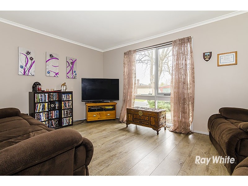 38 Maltravers Crescent, Cranbourne North VIC 3977