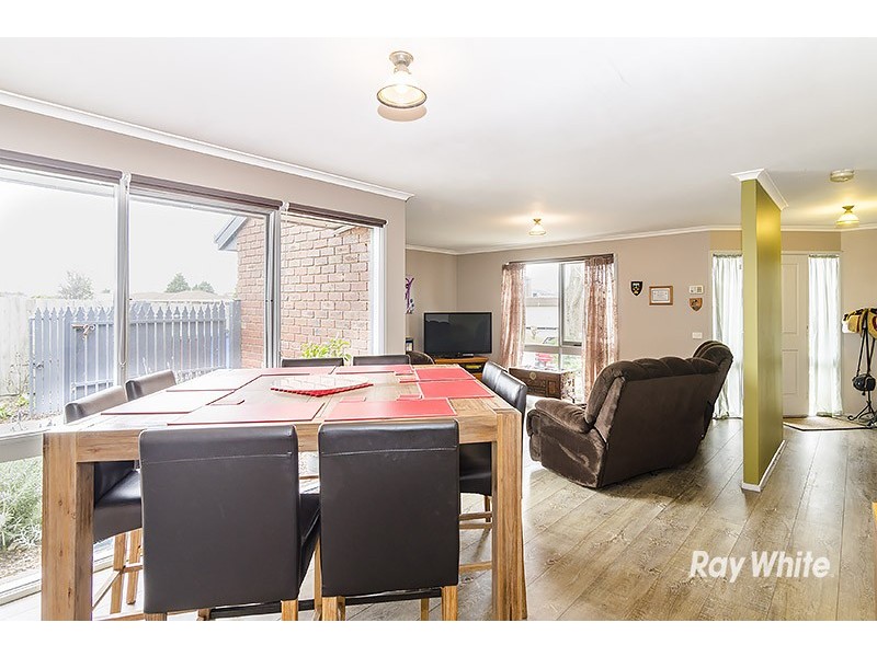 38 Maltravers Crescent, Cranbourne North VIC 3977