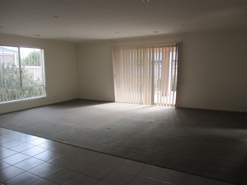 18 Westmoreland Avenue, Cranbourne North VIC 3977