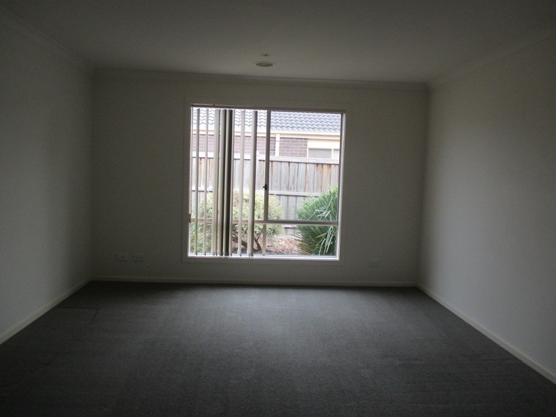 18 Westmoreland Avenue, Cranbourne North VIC 3977