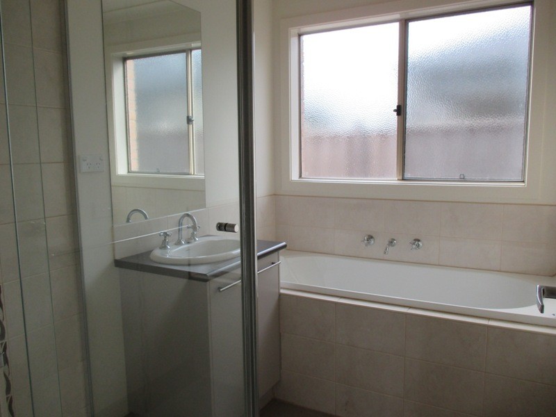 18 Westmoreland Avenue, Cranbourne North VIC 3977