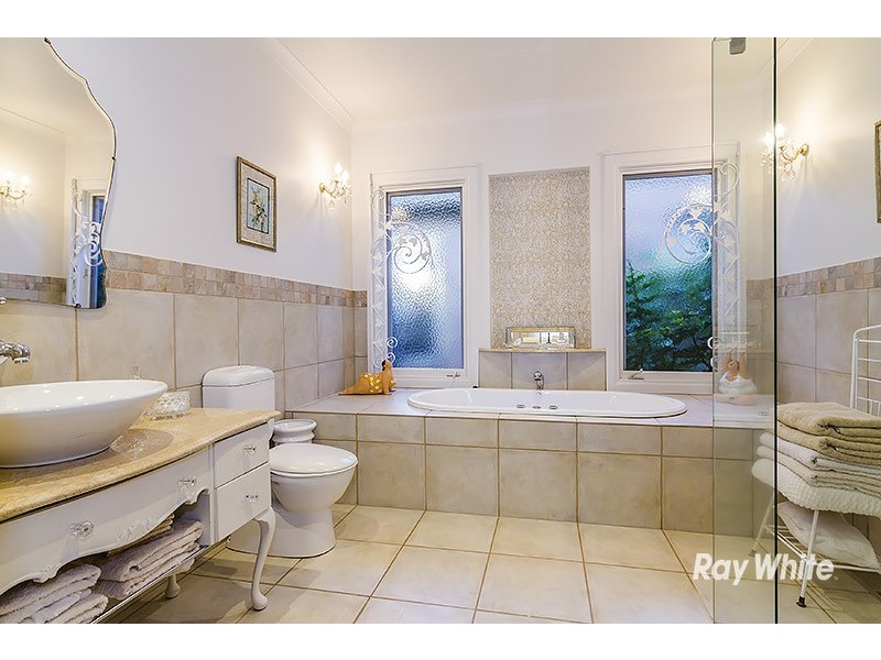 2 Oakridge Close, Lysterfield South VIC 3156