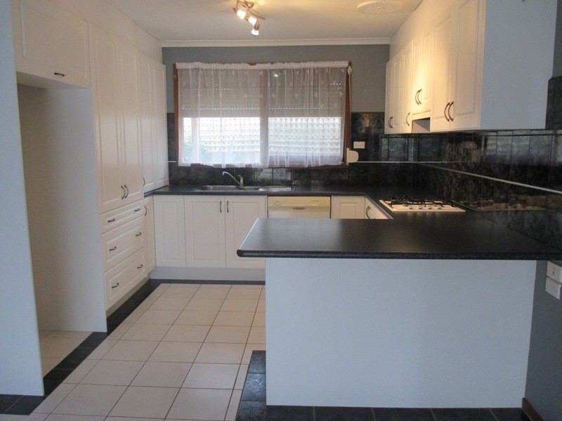 32 Courtenay Avenue, Cranbourne North VIC 3977