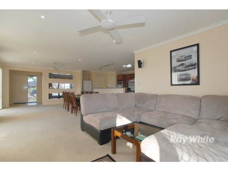 9 Scotsdale Drive, Cranbourne East VIC 3977