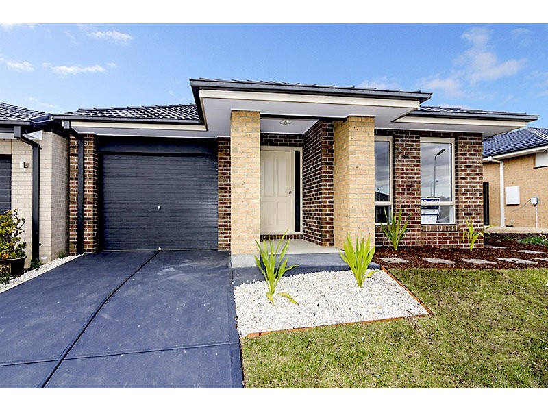 21 Calabrese Circuit, Clyde North VIC 3978