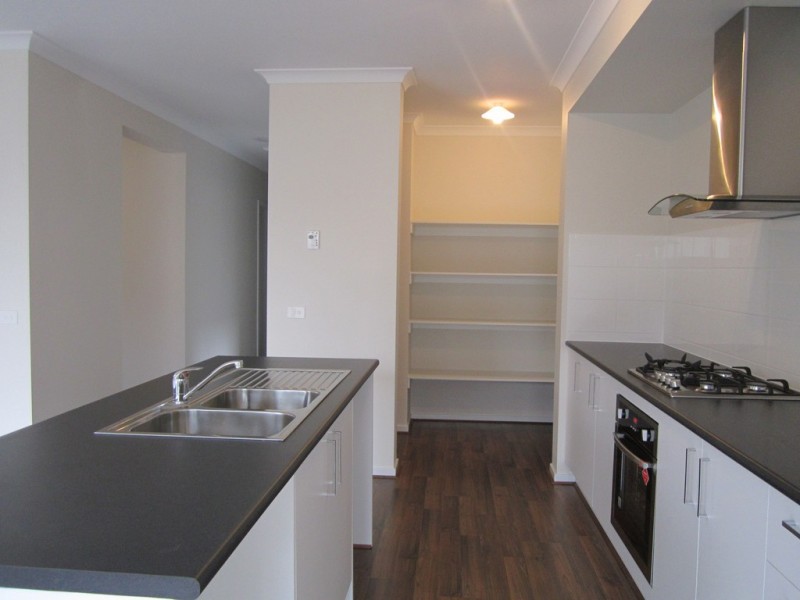 21 Calabrese Circuit, Clyde North VIC 3978