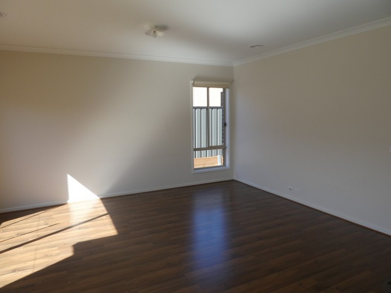 21 Calabrese Circuit, Clyde North VIC 3978