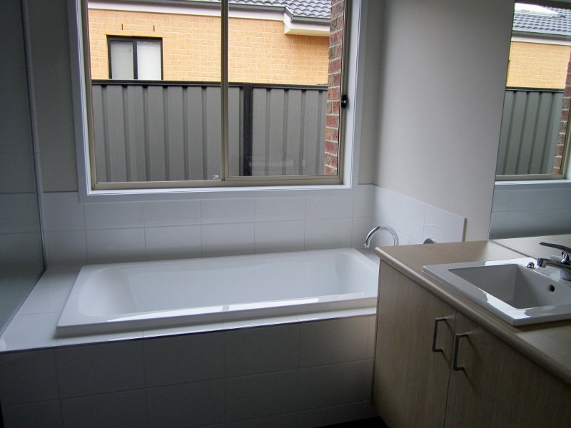 21 Calabrese Circuit, Clyde North VIC 3978