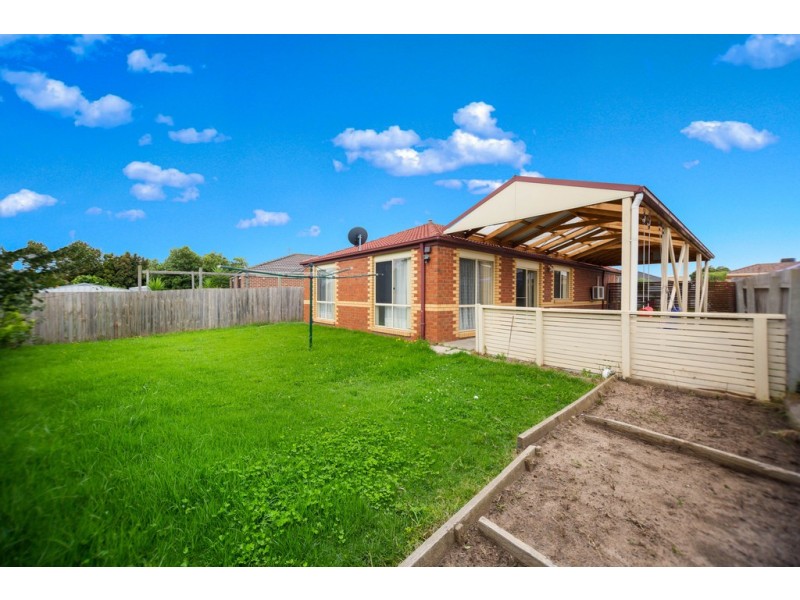 63 Scarborough Avenue, Cranbourne West VIC 3977