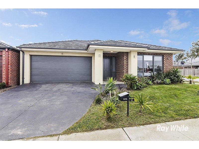 32 Quarters Boulevard, Cranbourne West VIC 3977