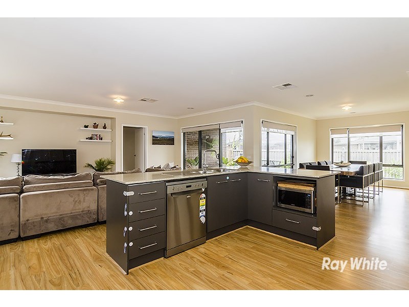 32 Quarters Boulevard, Cranbourne West VIC 3977