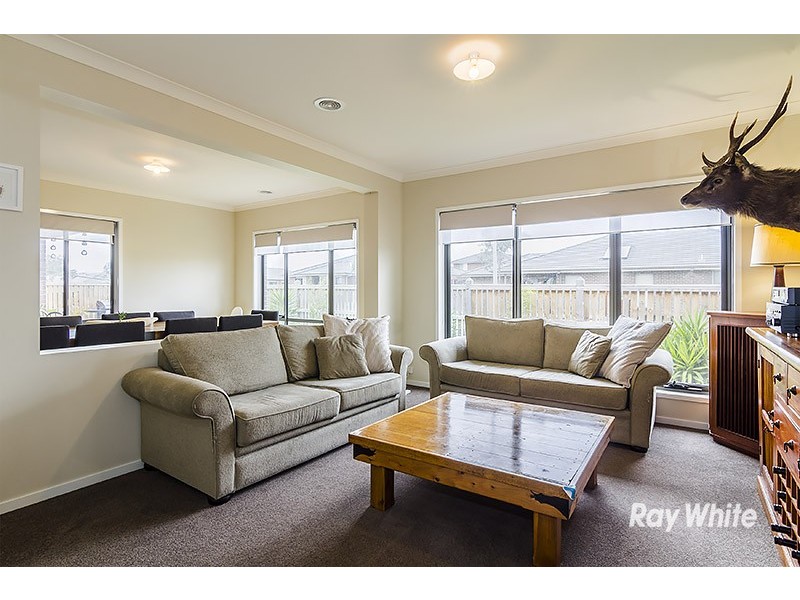 32 Quarters Boulevard, Cranbourne West VIC 3977