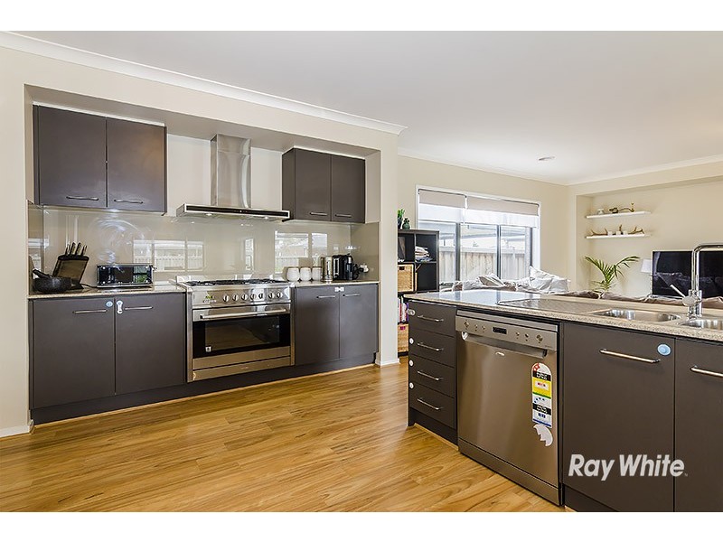 32 Quarters Boulevard, Cranbourne West VIC 3977