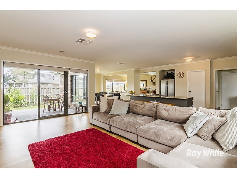 32 Quarters Boulevard, Cranbourne West VIC 3977