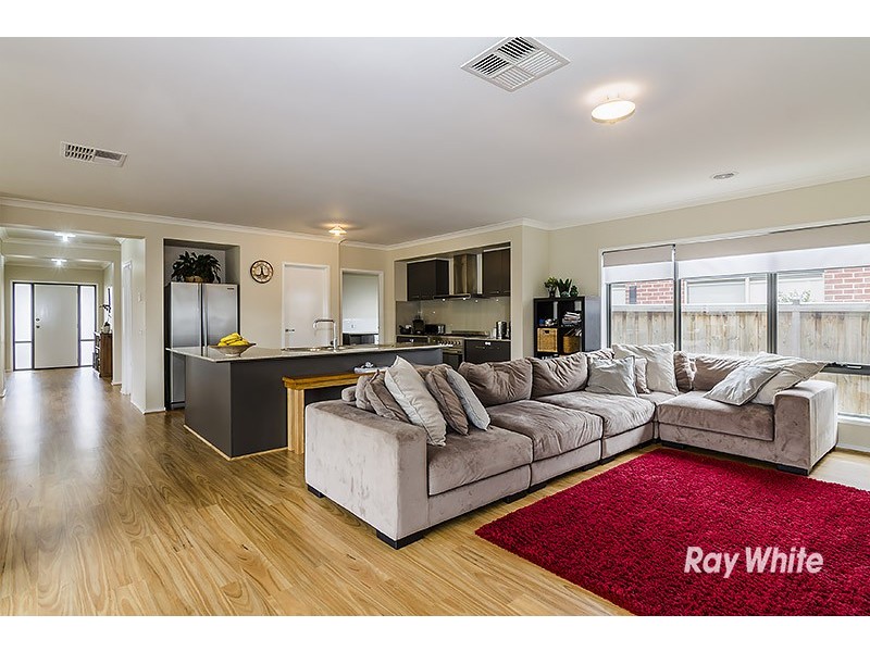 32 Quarters Boulevard, Cranbourne West VIC 3977