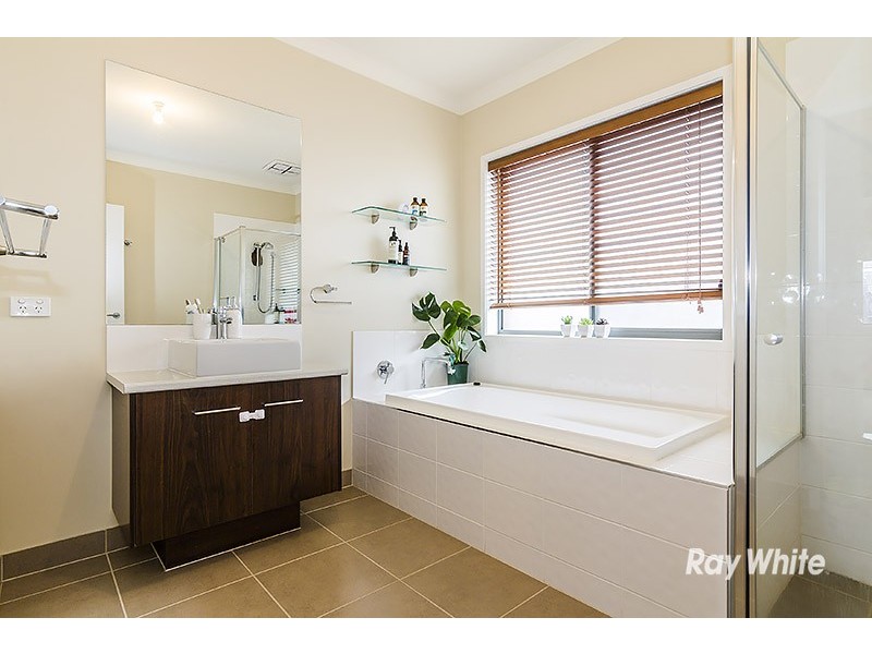 32 Quarters Boulevard, Cranbourne West VIC 3977