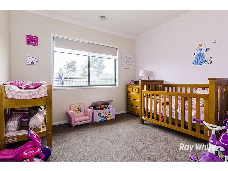 32 Quarters Boulevard, Cranbourne West VIC 3977