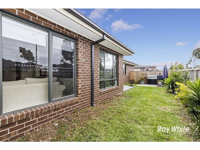 32 Quarters Boulevard, Cranbourne West VIC 3977
