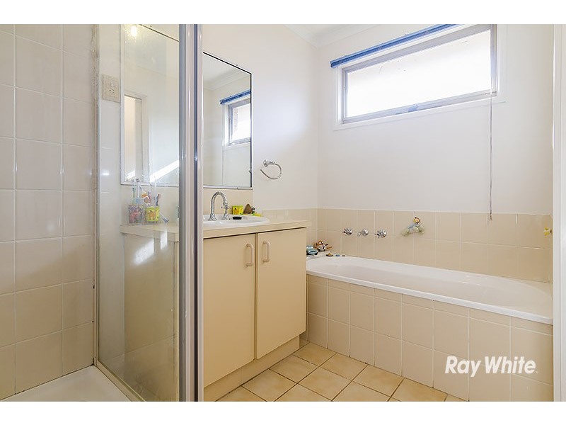 9 Maltravers Crescent, Cranbourne North VIC 3977