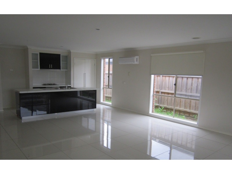 106 Mountainview Boulevard, Cranbourne North VIC 3977