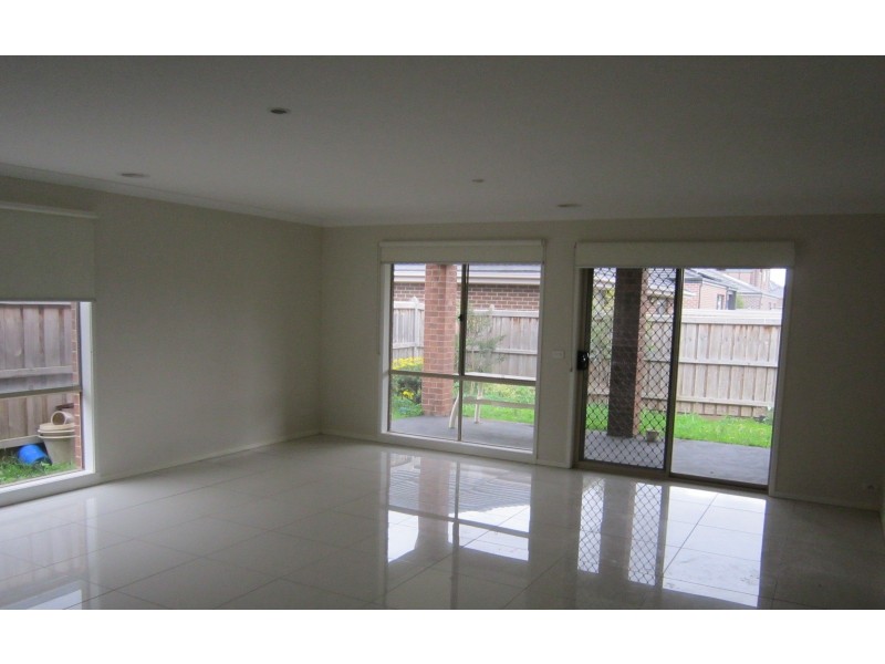106 Mountainview Boulevard, Cranbourne North VIC 3977