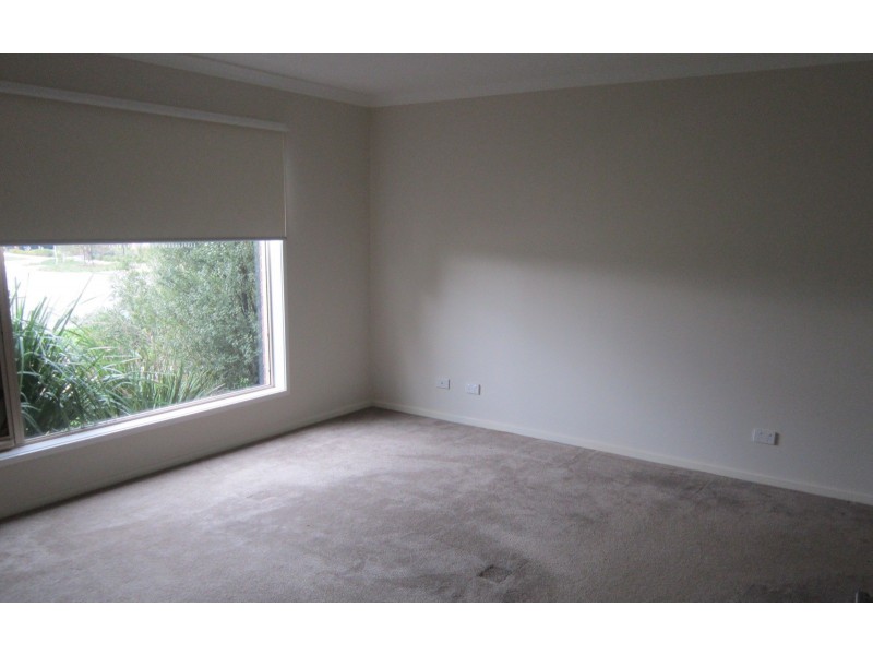 106 Mountainview Boulevard, Cranbourne North VIC 3977