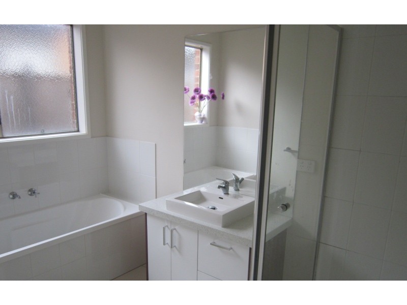 106 Mountainview Boulevard, Cranbourne North VIC 3977