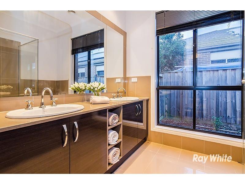 13 Mallett Grove, Lyndhurst VIC 3975