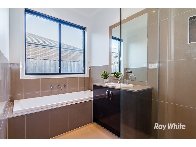 13 Mallett Grove, Lyndhurst VIC 3975