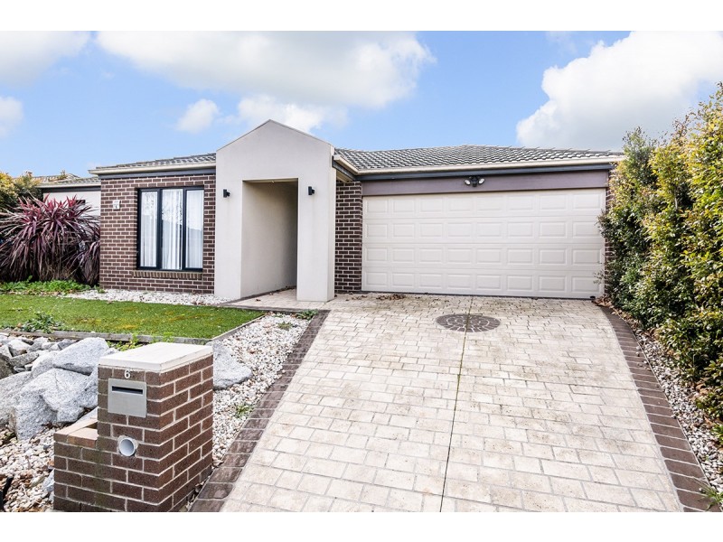 6 Northumbria Street, Cranbourne East VIC 3977