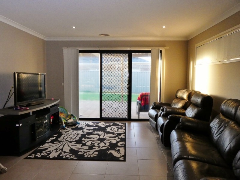 6 Northumbria Street, Cranbourne East VIC 3977