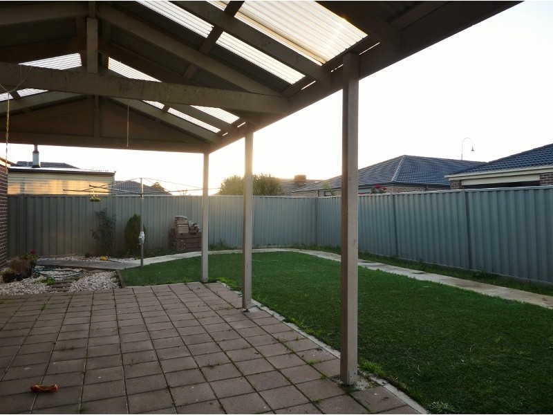 6 Northumbria Street, Cranbourne East VIC 3977