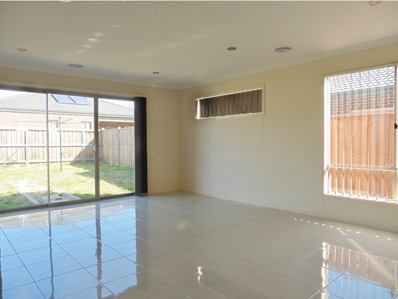 8 Callaway Avenue, Cranbourne West VIC 3977