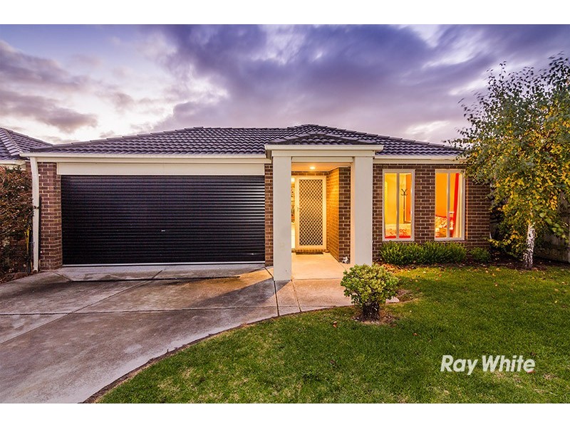 15 Penshurst Way, Cranbourne North VIC 3977