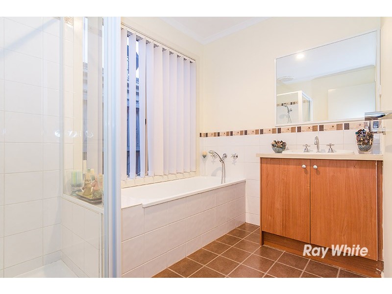 15 Penshurst Way, Cranbourne North VIC 3977