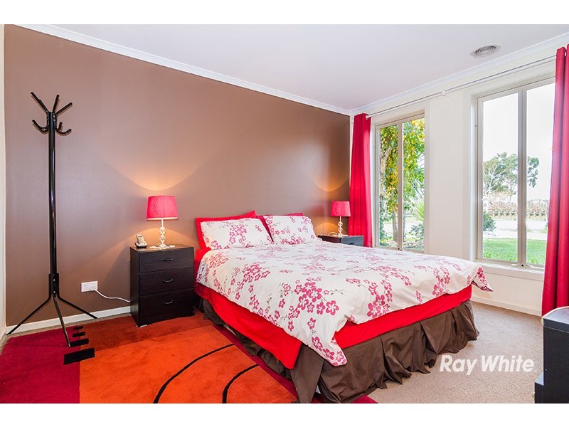 15 Penshurst Way, Cranbourne North VIC 3977