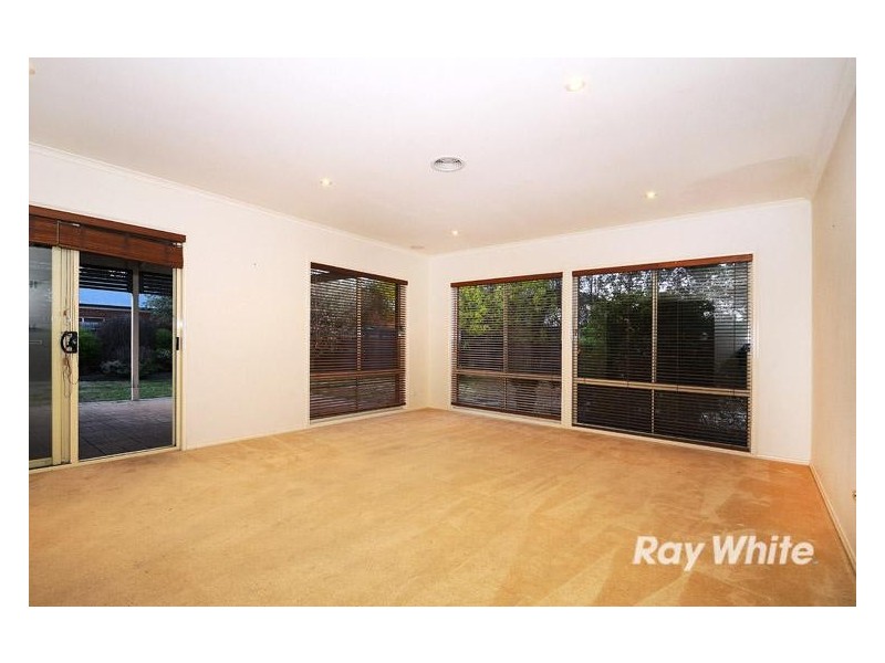 10 Sunningdale Crescent, Cranbourne VIC 3977