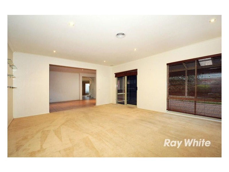 10 Sunningdale Crescent, Cranbourne VIC 3977