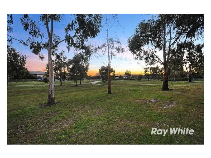 10 Sunningdale Crescent, Cranbourne VIC 3977