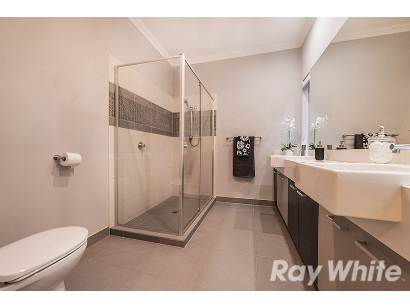 16 Kindred Avenue, Cranbourne North VIC 3977