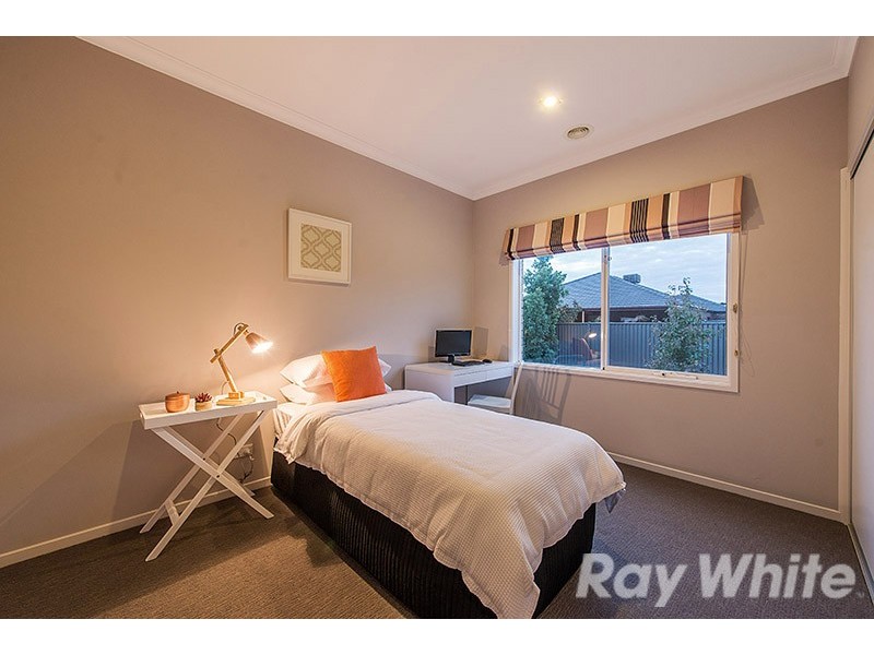 16 Kindred Avenue, Cranbourne North VIC 3977