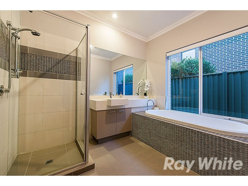 16 Kindred Avenue, Cranbourne North VIC 3977