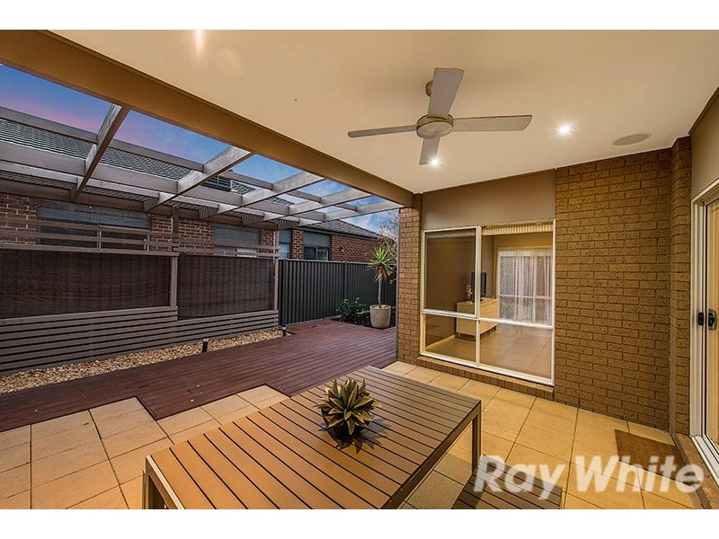 16 Kindred Avenue, Cranbourne North VIC 3977