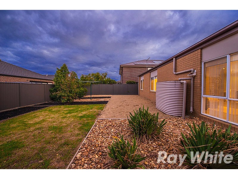 16 Kindred Avenue, Cranbourne North VIC 3977