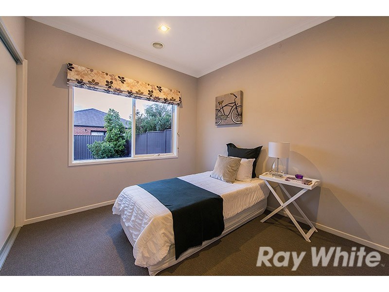 16 Kindred Avenue, Cranbourne North VIC 3977