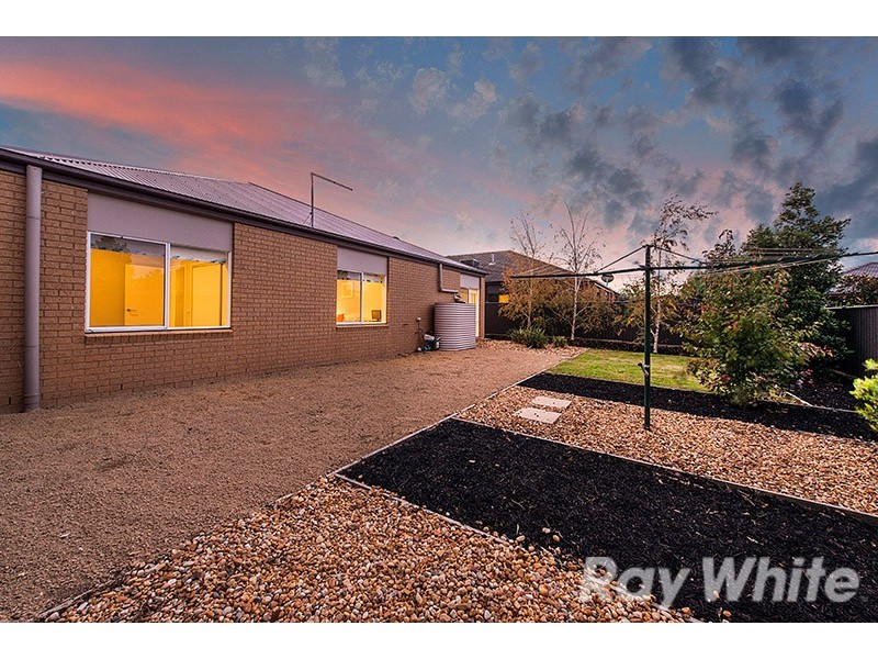 16 Kindred Avenue, Cranbourne North VIC 3977